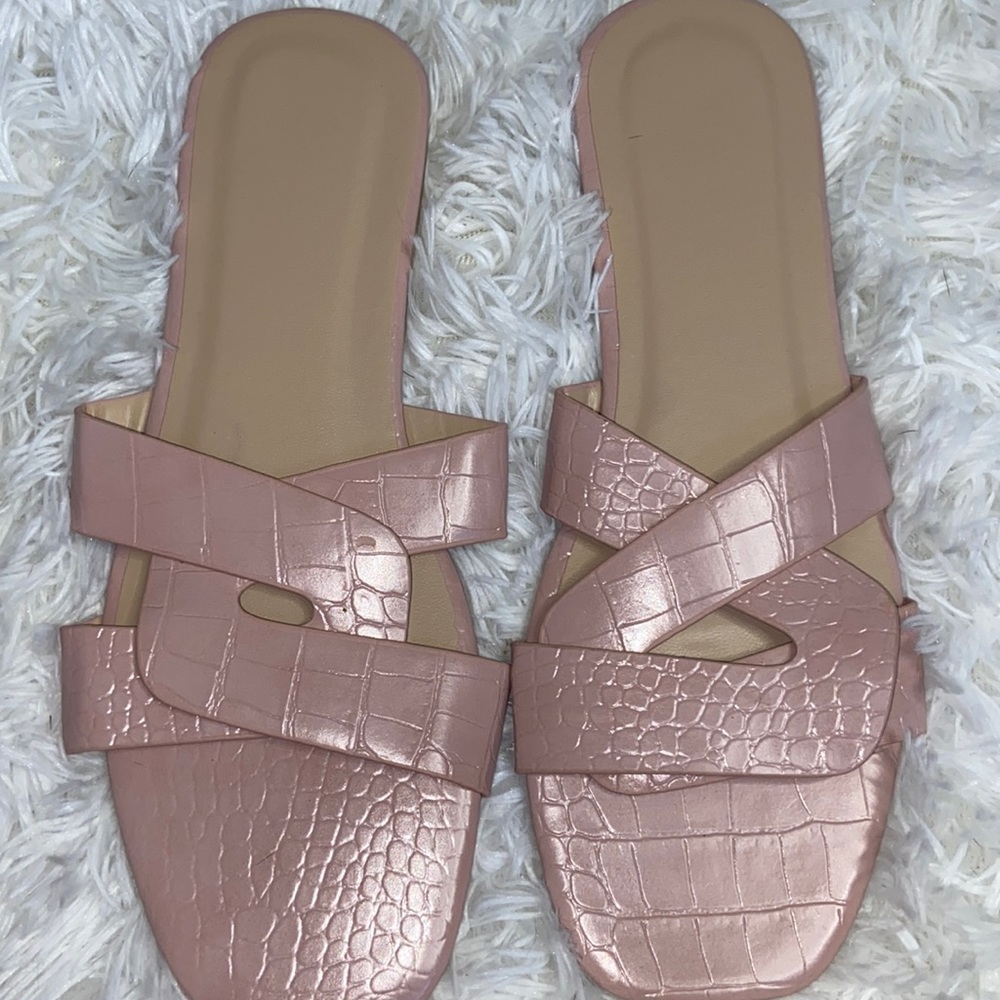 Criss cross Pink Textured sandals